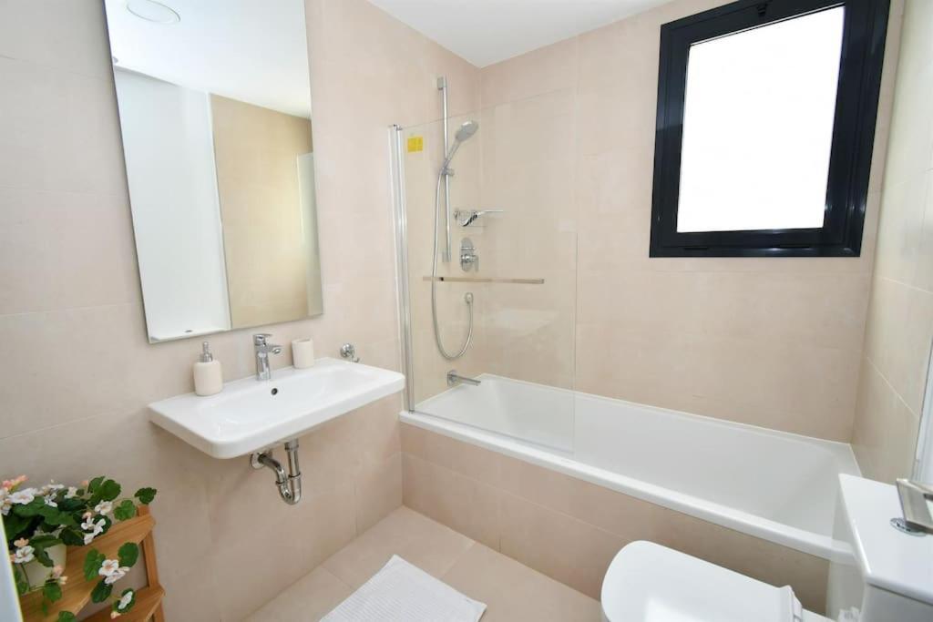 شقة Casa Kerr - Luxury Apt - Sleeps 9 - Los Boliches مالقة المظهر الخارجي الصورة